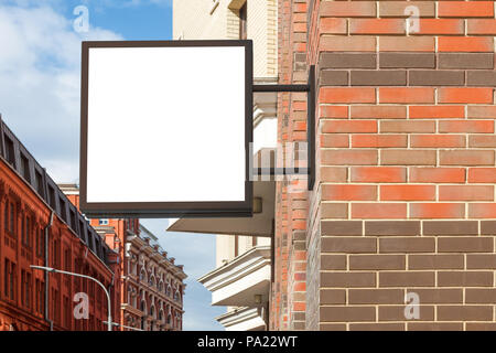 Blanc carré singboard sur le mur de briques Banque D'Images