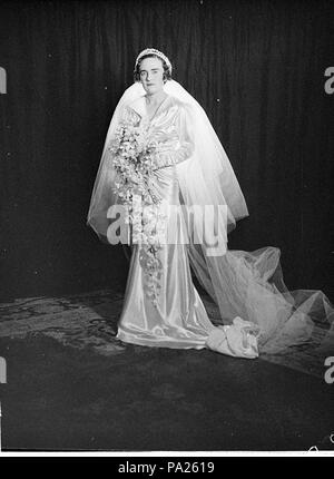 35730 SandsCracknell SLNSW 261 Demoiselles mariage mariée rose très pâle magnolia pearl satin et voile coronet crème bouquet de rose rose et frangipani Banque D'Images