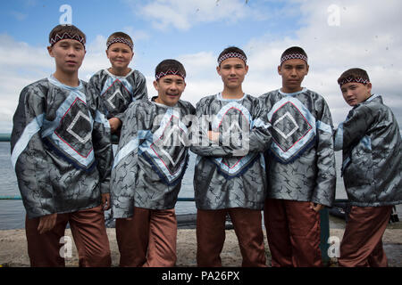 Groupe de garçons en costume traditionnel, Okhotsk Banque D'Images