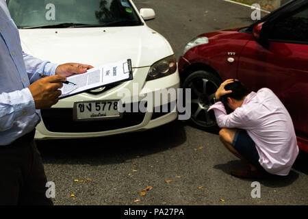 L'examen de l'agent d'assurance voiture après accident sur la route. Concept d'indemnité . Banque D'Images