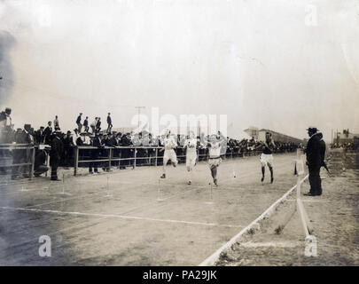 Archie Hahn 148 du Milwaukee Athletic Club remportant le troisième feu de l'exécuter à 60 mètres des Jeux Olympiques de 1904 Banque D'Images