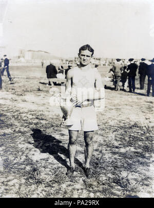 Archie Hahn 148 du Milwaukee Athletic Club avec le prix spécial de 100 mètres, la yole Cup, les Jeux Olympiques de 1904 à Banque D'Images