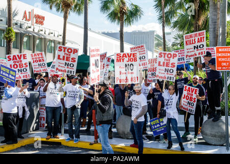 Miami Beach Florida,Lincoln Road,les travailleurs de l'hôtel,manifestation protestant pas de service alcool alcool fermeture bars emplois 2 AM, vote question, vote Banque D'Images