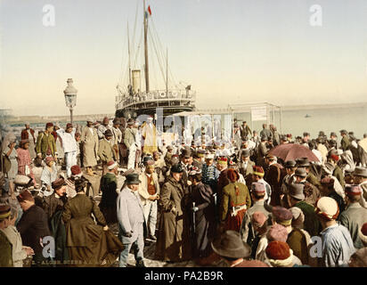 . L'Eugène Péreire arrive à Alger en 1899. Débarquant d'un navire, Alger, Algérie. 1 impression photomécanique : photochrom. couleur, vers 1899 157 Arrivée d'un navire à vapeur, Alger, Algérie, ca. 1899 Banque D'Images