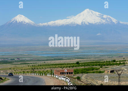 Le mont Ararat vu de la route près de Yeraskh, Arménie. Banque D'Images