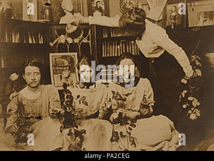 . Elizabeth Shippen Vert, Violet Oakley, Jessie Willcox Smith et Henrietta Cozens dans leur studio de la rue Chestnut, ca. 1901. Anglais : La photographie montre vert, Oakley, et Smith assis, chacun détenant une rose, alors que Cozens est titulaire d'un arrosoir sur la tête, feignant de les arroser. L'identification au verso (manuscrit) : Les roses rouges ; Elizabeth Shippen Vert, Violet Oakley, Jessie Willcox Smith, Henrietta Cozens ; avec du violet Oakley affiche [en arrière-plan] pour première exposition au Club en plastique ; prises à 1523 Chestnut Street, quand ils l'intention de déménager à 'La Rose rouge', Villanova. vers 1901 Banque D'Images