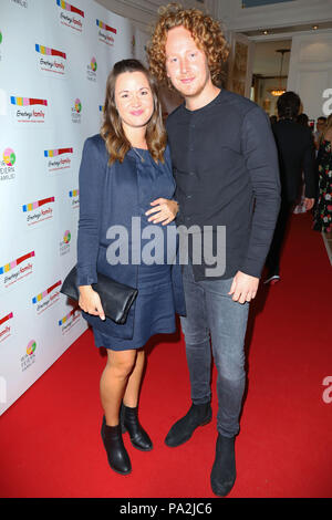 Les clients de la famille Ernstings fashion show for autuum/hiver 2018 Avec : Michael Schulte mit Frau Katharina Où : Hambourg, Allemagne Quand : 18 Jun 2018 Credit : Becher/WENN.com Banque D'Images