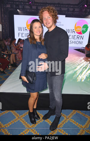 Les clients de la famille Ernstings fashion show for autuum/hiver 2018 Avec : Michael Schulte mit Frau Katharina Où : Hambourg, Allemagne Quand : 18 Jun 2018 Credit : Becher/WENN.com Banque D'Images