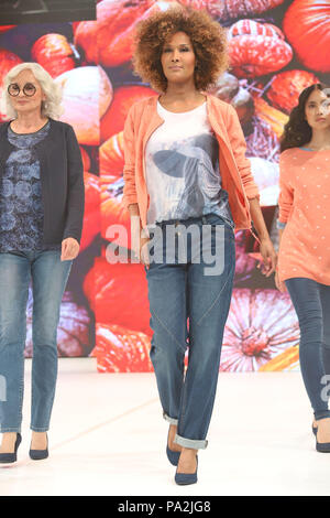 Les clients de la famille Ernstings fashion show for autuum/hiver 2018 Avec : Marie Amiere Où : Hambourg, Allemagne Quand : 18 Jun 2018 Credit : Becher/WENN.com Banque D'Images