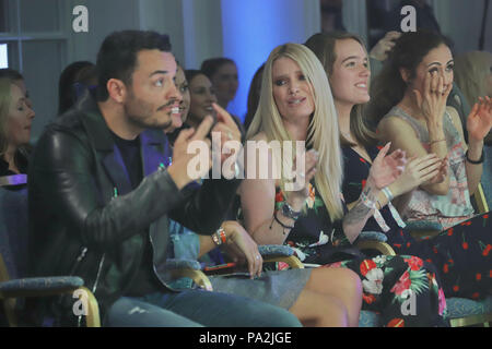 Les clients de la famille Ernstings fashion show for autuum/hiver 2018 comprend : Die front row mit Giovanni Zarrella mit Frau Jana Ina Zarrella, Anastasia, Zampounidis Jo Weil, Mirja du Mont mit Tochter Tara Où : Hambourg, Allemagne Quand : 18 Jun 2018 Credit : Becher/WENN.com Banque D'Images