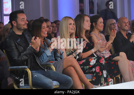 Les clients de la famille Ernstings fashion show for autuum/hiver 2018 comprend : Die front row mit Giovanni Zarrella mit Frau Jana Ina Zarrella, Anastasia, Zampounidis Jo Weil, Mirja du Mont mit Tochter Tara Où : Hambourg, Allemagne Quand : 18 Jun 2018 Credit : Becher/WENN.com Banque D'Images