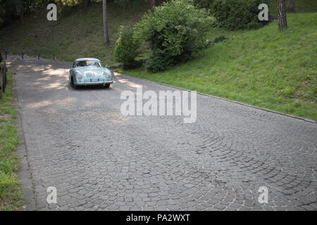 Brescia, Italie - 19 mai 2018 : Porsche 356 1500 SUPER 1952 est une vieille voiture de course en rallye Mille Miglia en 2018, live tourné dans le célèbre italie historique Banque D'Images