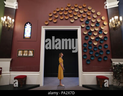 Un employé de Royal Collection Trust pose avec une installation de bols, 2015 ans, par Abdul matin Malekzada, lors d'un aperçu de l'exposition Prince & Patron dans la salle ball-dîner de Buckingham Palace, Londres. Banque D'Images