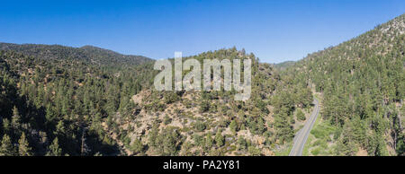 Panorama de la route étroite dans le canyon entre les collines du sud de la Californie. Banque D'Images