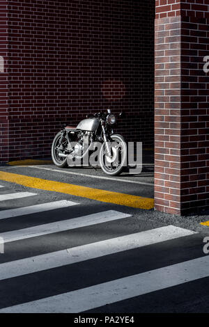 Parking moto vintage près de mur de l'Édifice des finances. Tout est prêt pour s'amuser après une dure journée au bureau. Businessman ville hipster h Banque D'Images