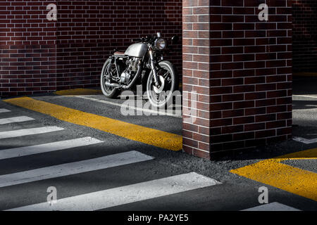 Les moto parking près de mur d'immeuble des finances. Tout est prêt pour s'amuser après une dure journée au bureau. Businessman ville hipster Banque D'Images