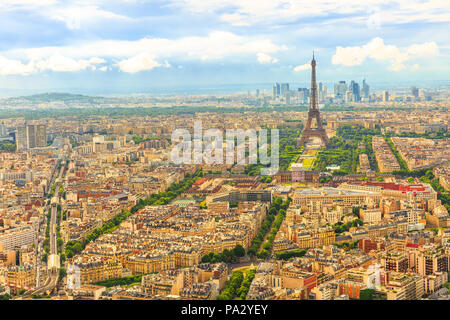 Vue aérienne de la Tour Eiffel et M6 passage ligne de chemin de fer à Paris métro Sèvres-lecourbe avec de l'Observatoire de la Tour Montparnasse. Toits de Paris et la ville, la France, l'Europe. Banque D'Images