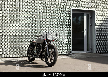 Un parking privé près de l'ancien mur de bâtiment industriel. Tout est prêt pour le plaisir de conduire le vide, sur une moto tour voyage. Modern Banque D'Images