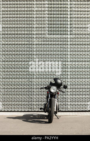 Custom motorcycle parking près de mur de l'Édifice des finances. Tout est prêt pour le plaisir de conduire le vide, sur une moto tour voyage. Busin Banque D'Images