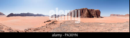 Panorama d'un paysage de désert rouge dans la vallée de Wadi Rum, en Jordanie, au Moyen-Orient, célèbre destination de randonnée et pour les films la Martian et le Lawrence d'A Banque D'Images