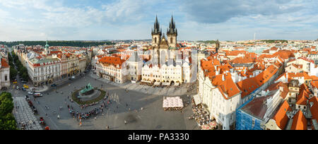 PRAGUE, RÉPUBLIQUE TCHÈQUE - 29 MAI 2012 : l'église Notre Dame de Tyn avant, de la place de la Vieille Ville (Stare Mesto, construire au 15ème siècle) Banque D'Images