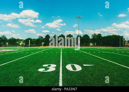 30 Cour Ligne sur American Football Field and blue sky Banque D'Images