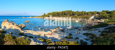 SARTI, GRÈCE - Juillet 22, 2016 : mer côte paysage avec son eau marine, vue de Orange Beach, la Chalcidique. Banque D'Images