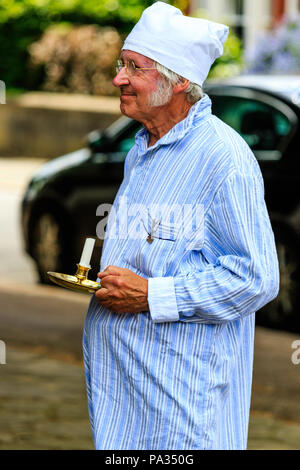 Hauts homme vêtu de nuit shirtand victorien tenant une bougie, comme Charles Dickens Ebenezer Scrooge de caractères pendant la semaine Broadstairs Dickens. Banque D'Images