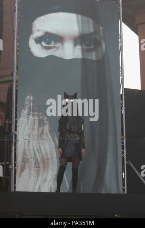 Worms, Allemagne. 19 juillet, 2018. L'actrice Pheline Roggan (chaman) lors de la répétition de la 'Nibelungenfestspielen' dans les vers. Le jeu dans le 17. Saison de l'Nibelungen-Festspiele (Nibelung Festival) est appelé ÔSiegfrieds ErbenÕ (Siegfried) les héritiers d'auteurs Feridun Zaimoglu et Gunter Senkel, et dirigé par Roger Vontobel. Il commence, où la chanson traditionnelle du Nibelungs se termine et montre les conséquences de la tuerie à la cour de l'Etzel, le roi des Huns. Crédit : Michael Debets/Pacific Press/Alamy Live News Banque D'Images