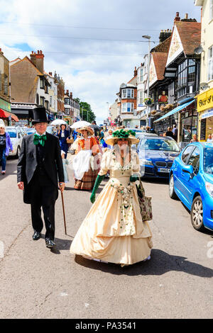 Broadstairs Dickens festival semaine, le défilé sur la rue principale. Des gens habillés comme des personnages de Charles Dickens victorien à marcher en direction de spectateur. Banque D'Images