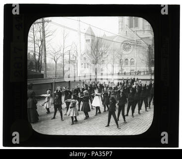 Musée de l'éducation 607 diapositives sur verre- La gymnastique- Field School Banque D'Images