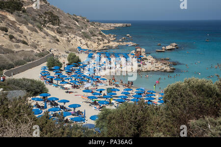 Les touristes à la plage de la baie de Coastal Road se détendre et profiter de leurs vacances d'été le 12 juillet 2013 à Protaras salon à Chypre Banque D'Images