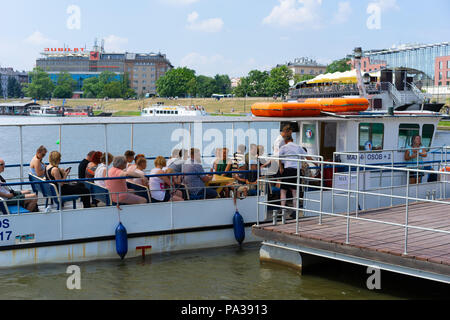 Les touristes à bord d'un navire de plaisance sur la rivière Vistule, Cracovie, Pologne. Banque D'Images