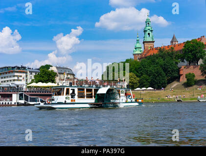 Un bateau à aubes sur la rivière Vistule, à Cracovie, Pologne, Europe. Banque D'Images