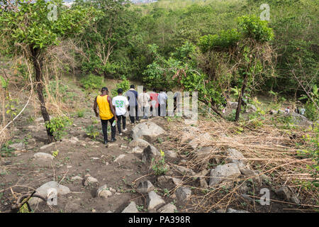 Un groupe de personnes habillées de couleurs vives randonnées en montagne. Banque D'Images