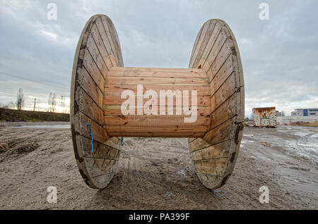 Tambour de câble en bois vides à zone de construction Banque D'Images