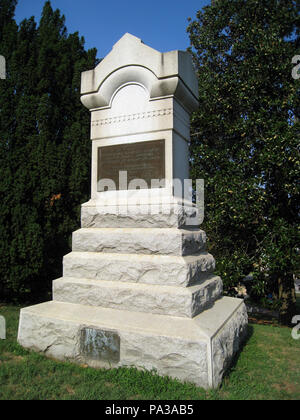 . Anglais : Monument à la 127e d'infanterie volontaire de Pennsylvanie, qui fait partie de la troisième brigade de la deuxième division du deuxième corps pendant la bataille de Chancellorsville ordre de l'Union, et commandée par le Colonel William W. Jennings. Érigée par le Commonwealth de Pennsylvanie[1] et consacré le 26 juin 1906.[2] Ce monument est situé à dans le Cimetière National de Fredericksburg, une partie de l'Fredericksburg et Spotsylvania National Military Park.[3] . Photo prise en août 2010, le monument le 26 juin 1906. 15 127e Massachusetts Monument aux volontaires de Fredericksburg National Cemetery Banque D'Images