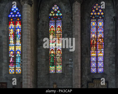 Trois vitraux colorés du quartier gothique, l'église Santa Maria del Mar à Barcelone, également connu sous le nom de "cathédrale de La Ribera' Banque D'Images