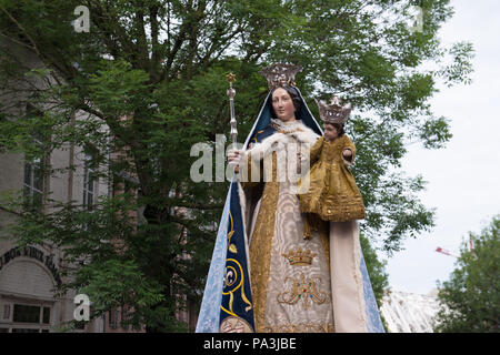 Mons, Belgique. 27 mai, 2018. Cortège de descente de la châsse de Saint Waltrude - LOCATION D'Or pendant les célébrations Ducasse Banque D'Images