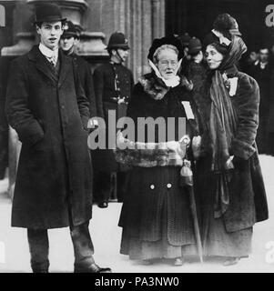 Par Photographe inconnu, bromure d'impression de presse, 18 novembre 1910 615 Elizabeth Garrett Anderson ; Emmeline Pankhurst Banque D'Images