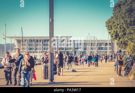 Wellington, Nouvelle-Zélande - 4 juin 2016 : les gens à l'extérieur profitant du beau temps de la capitale provinciale sur la promenade Wellington. Banque D'Images