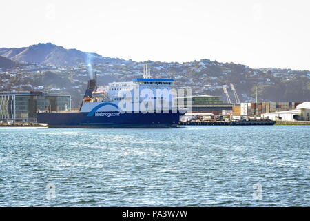 Wellington, Nouvelle-Zélande - 4 juin 2016 : Le détroit de Cook Ferry Bluebridge transporte des passagers, véhicules et fret entre Wellington et Picton tous les jours. Banque D'Images