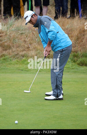 Le Japon Hideki Matsuyama putts sur le green pendant deux jour 2e de l'Open Championship 2018 à Carnoustie Golf Links, Angus. Banque D'Images