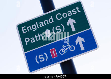 Panneau pour l'Angleterre côte à Tynemouth en Angleterre. Le signe évoque également une route côtière. Banque D'Images