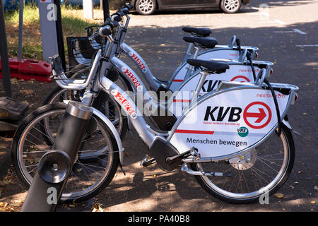 Location de vélos électriques de la société Koelner Verkehrsbetriebe KVB (société de transports publics de Cologne) à une station de charge de la Mobilstation sur le Ch Banque D'Images