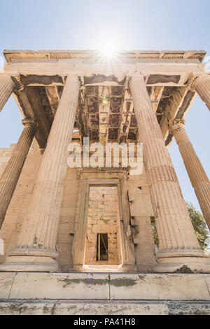 Ruines de l'ancien temple d'Athéna Polias près du temple du Parthénon, Athènes, Grèce Banque D'Images