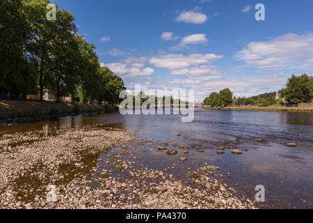 La rivière Ness dans la ville d'Inverness, Écosse, Royaume-Uni Banque D'Images