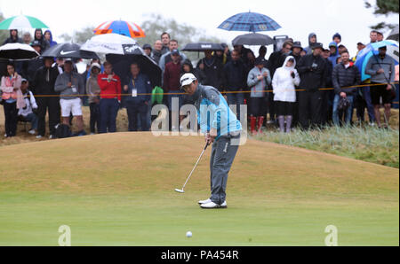 Le Japon Hideki Matsuyama putts sur le green du 9 au cours de la deuxième journée de l'Open Championship 2018 à Carnoustie Golf Links, Angus. Banque D'Images