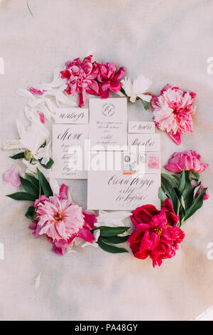 La maison de vacances le concept de cartes postales et enveloppes blanc conçu dans le style du minimalisme est entouré de rouge, blanc et rose pivoines. Banque D'Images