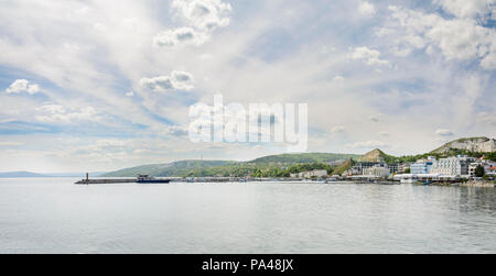 La baie de Balchik en été avec des hôtels et bateau à voile Banque D'Images